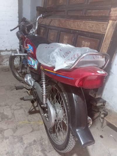 bike sale hai pichhla hissa bilkul naya hai