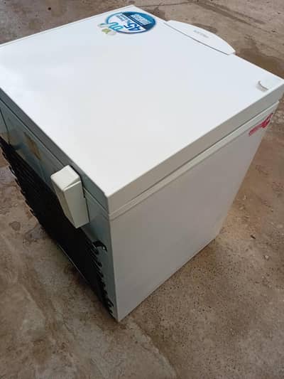 dowlanc deepfreezer for sale running condition child cooling.