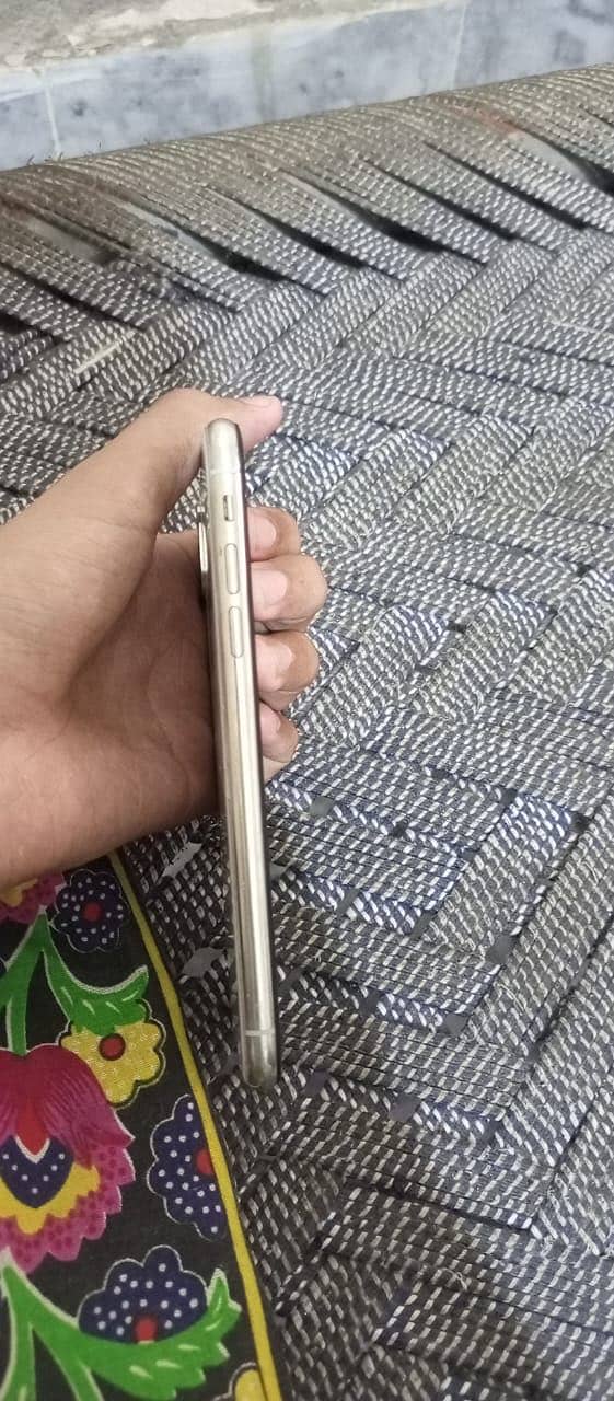 Apple iPhone X 4