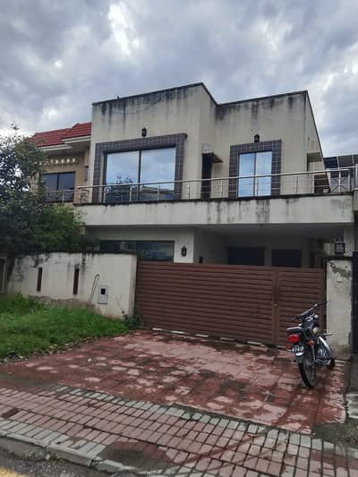 Highly-Coveted 10 Marla House Is Available In Bahria Town Phase 4 For Sale