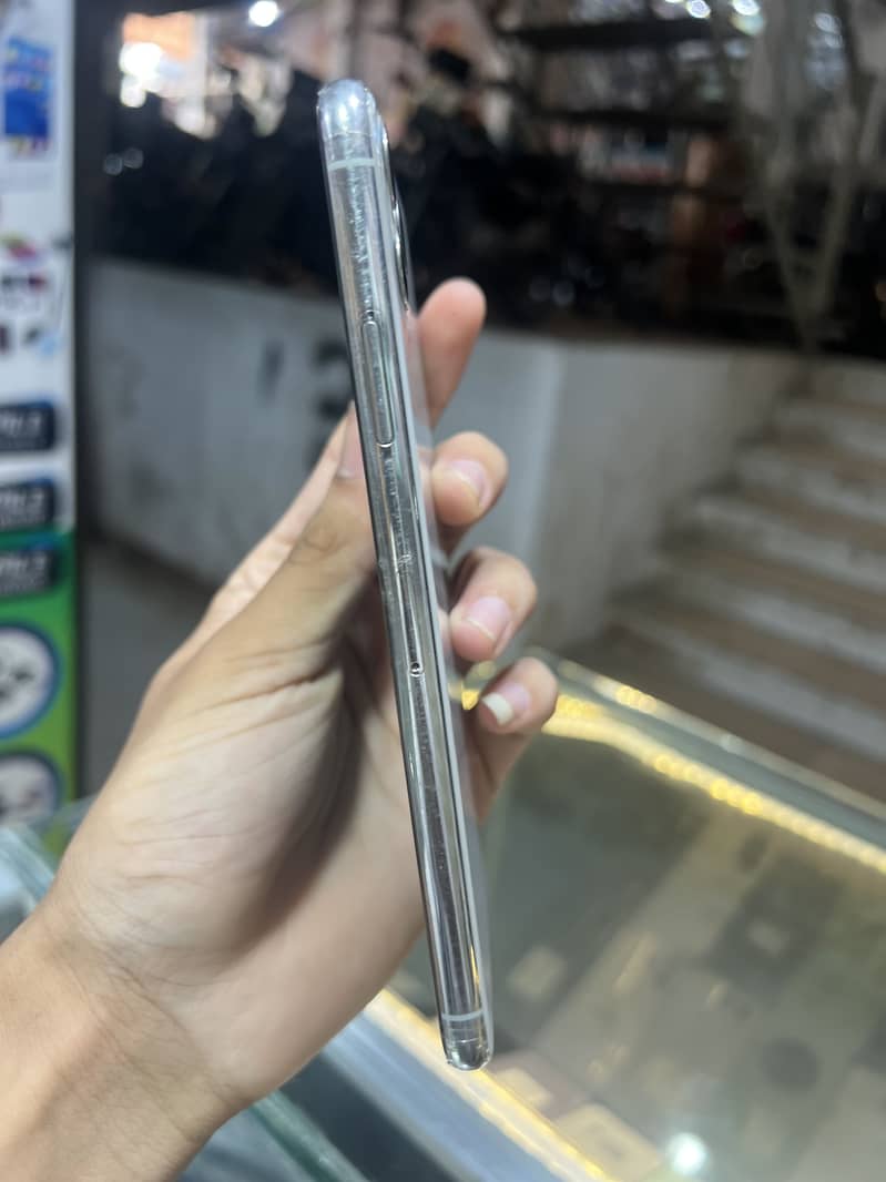 Apple iPhone 11 Pro Max 4