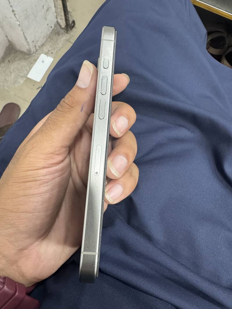 Apple iPhone 15 Pro 4