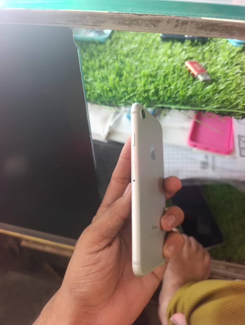 Apple iPhone 7 1
