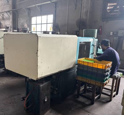 INJECTION MOLDING MACHINE 100 TON