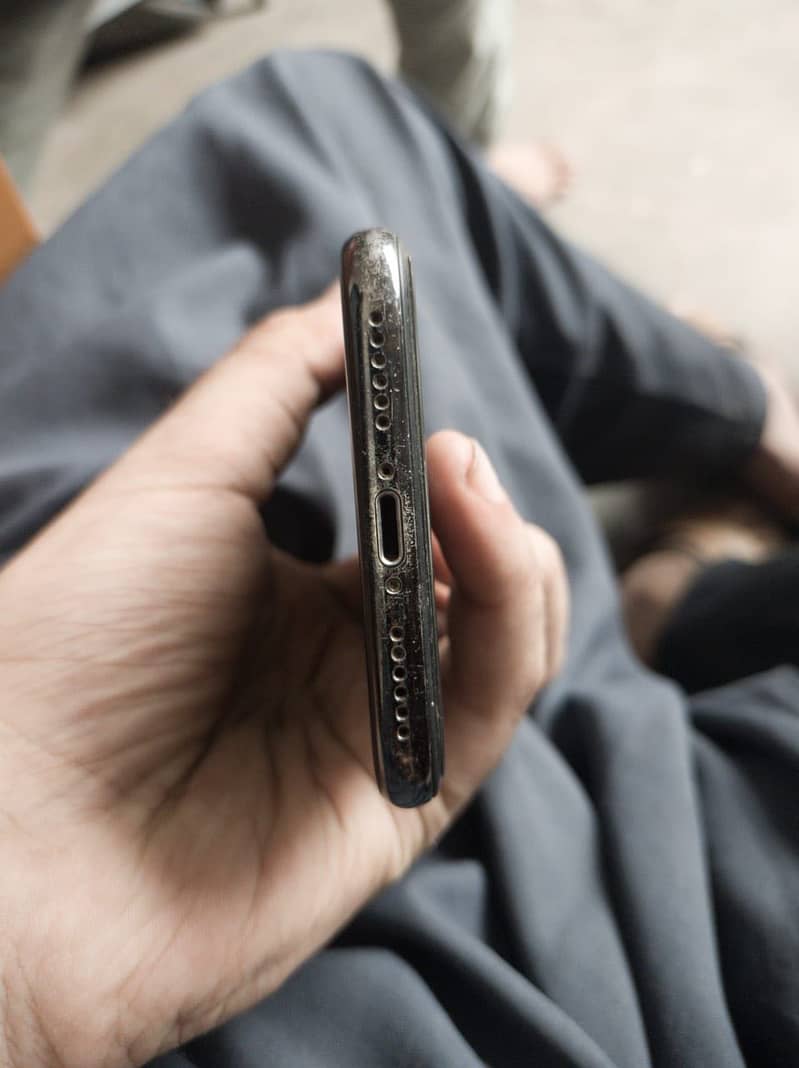 Apple iPhone X 4