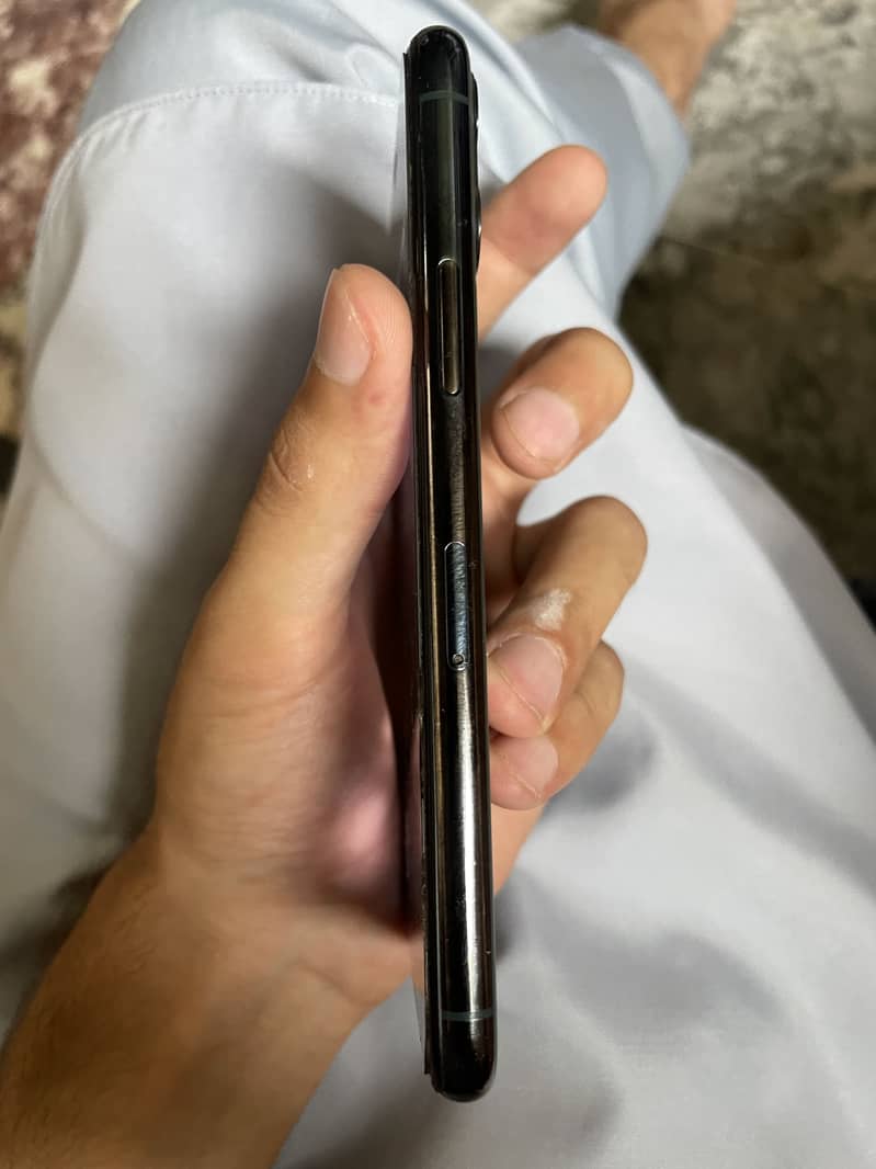 Apple iPhone 11 Pro 4