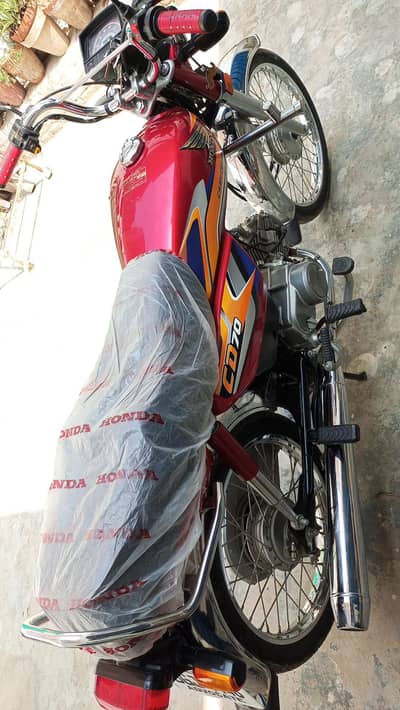Honda Cd 70 Look like Brand New just Drive 4000 km everything genuine.