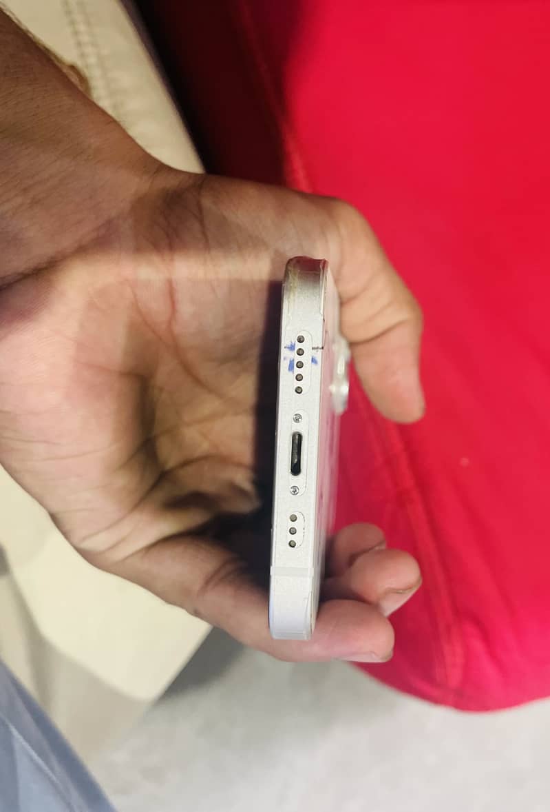 Apple iPhone 13 4