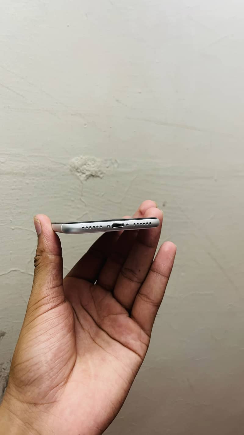 iPhone SE 2nd generation 4