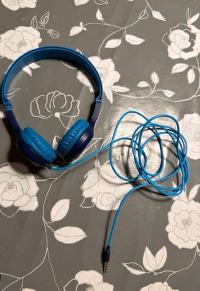 kids wired on ear handphone  blue color great condition  light weight