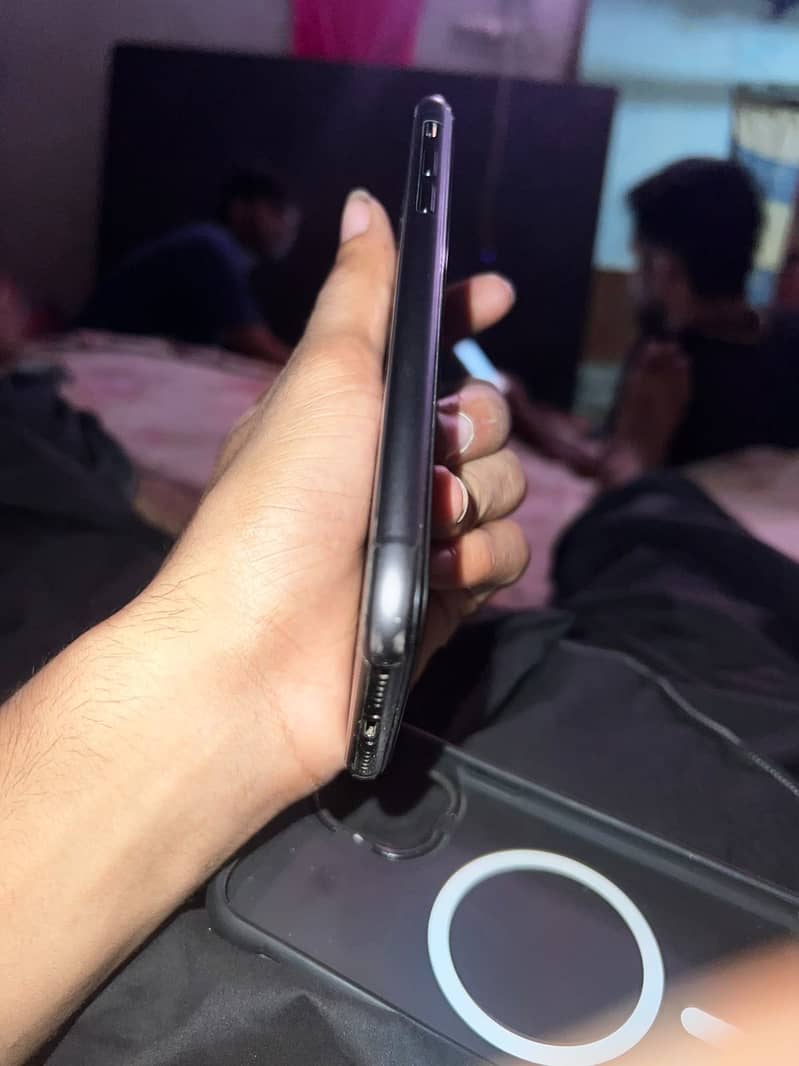 iPhone 11 4