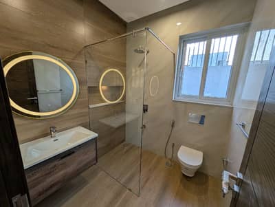 F-7 HOUSE PICEFULL HOUSE FOR SALE 20/30 BEDROOM EACH BATH