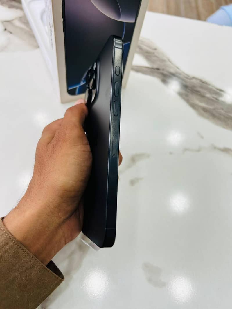 Apple iPhone 16 Pro Max 2