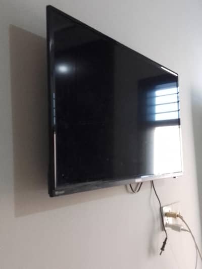 32 Inch LED TV – Excellent Condition – Very Less Used