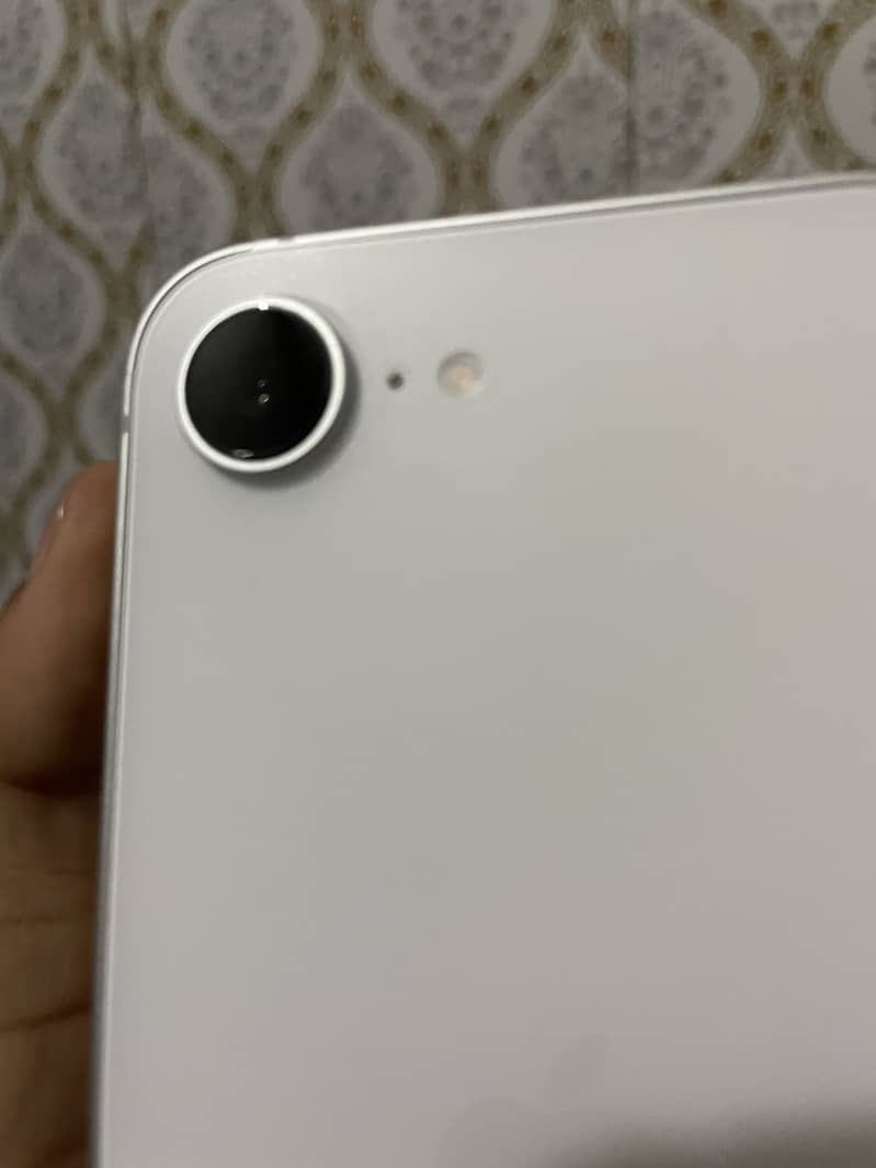 Apple iPhone 16e 4
