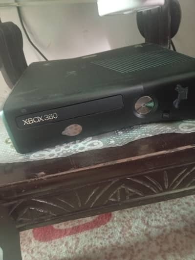 Xbox 360 with two original wireless controller