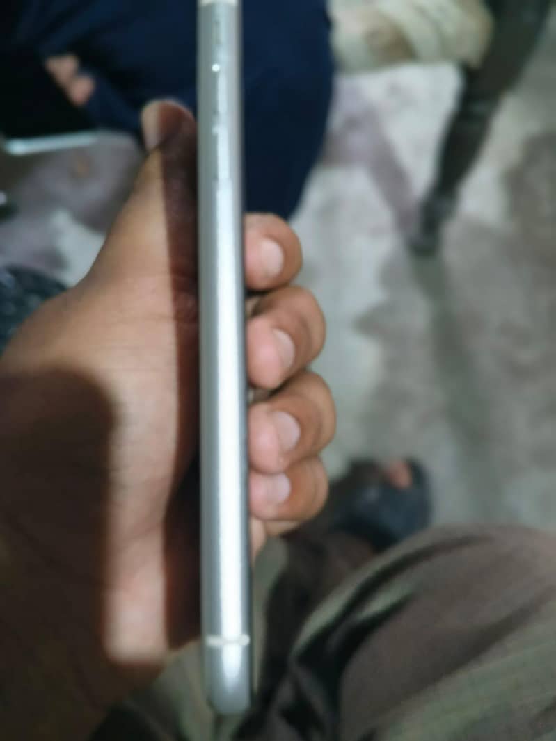 Apple iPhone 11 4