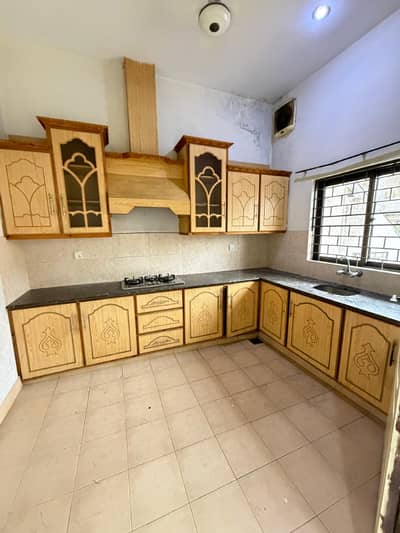 10 Marla Upper portion for Rent(Railway colony)