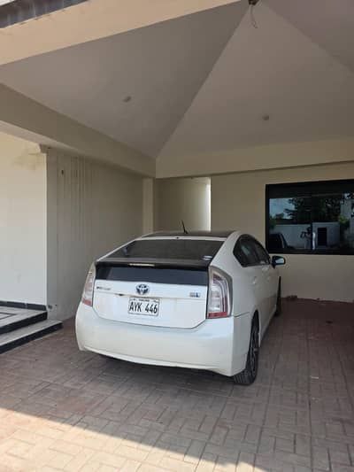 Toyota Prius 2011/15 pearl white colour