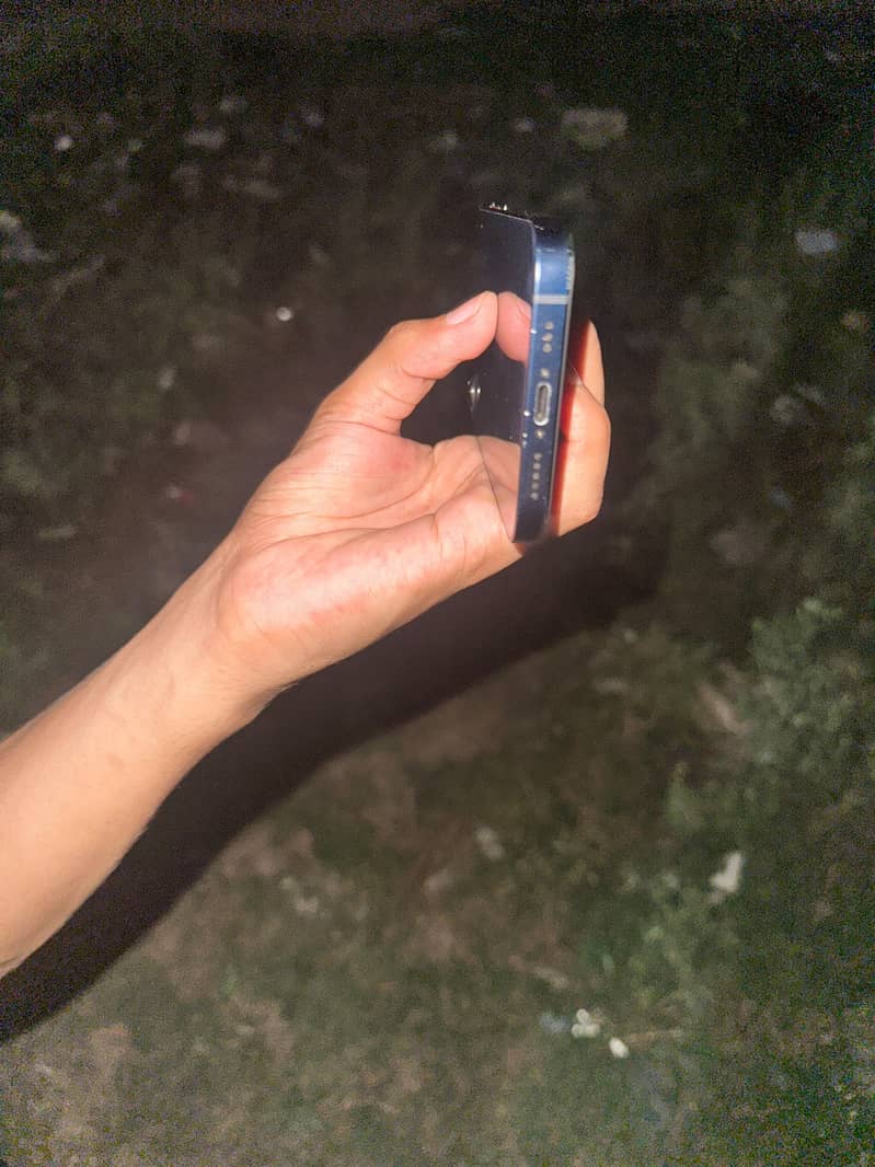 Apple iPhone 12 4