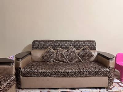 Sirf 2 year used hai  wood ka sofa set hi