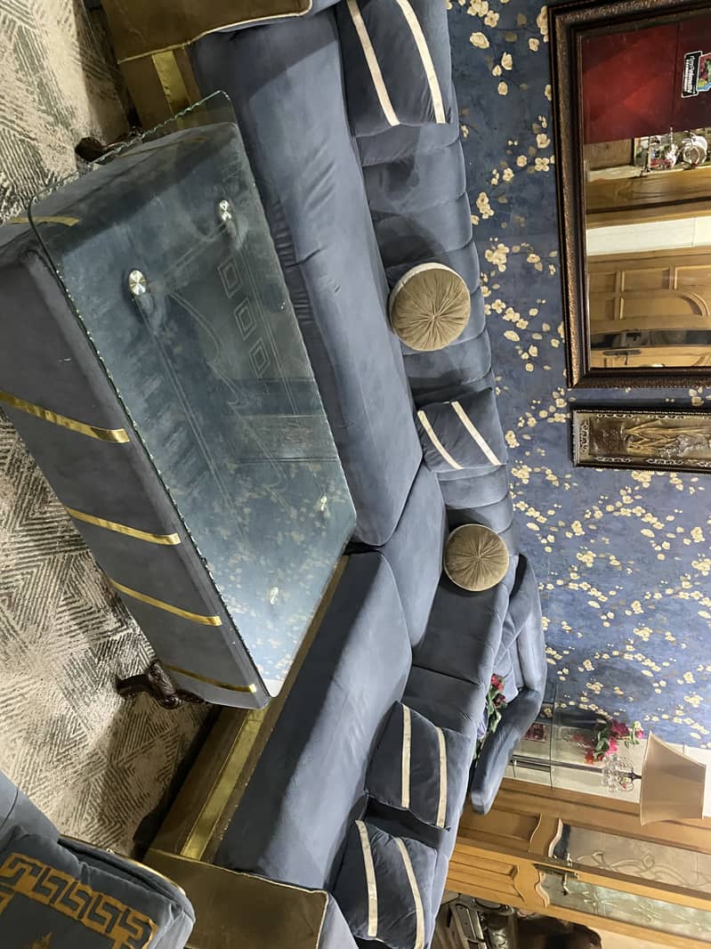 L shaped sofa and Table 0
