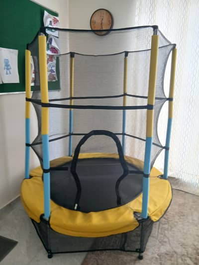 trampoline hardly used (like new)