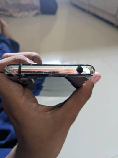 Sharp Aquos R2