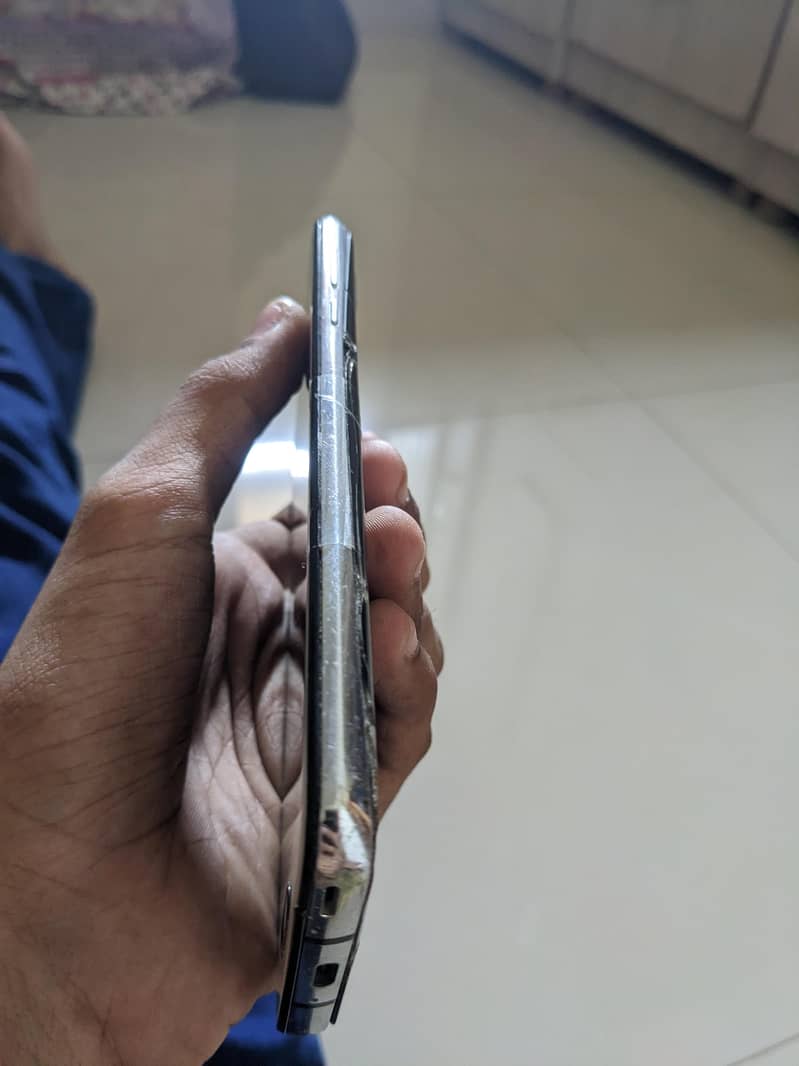 Sharp Aquos R2 3