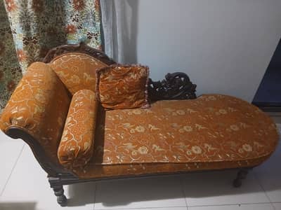 Dewan sofa neat condition taali lakri