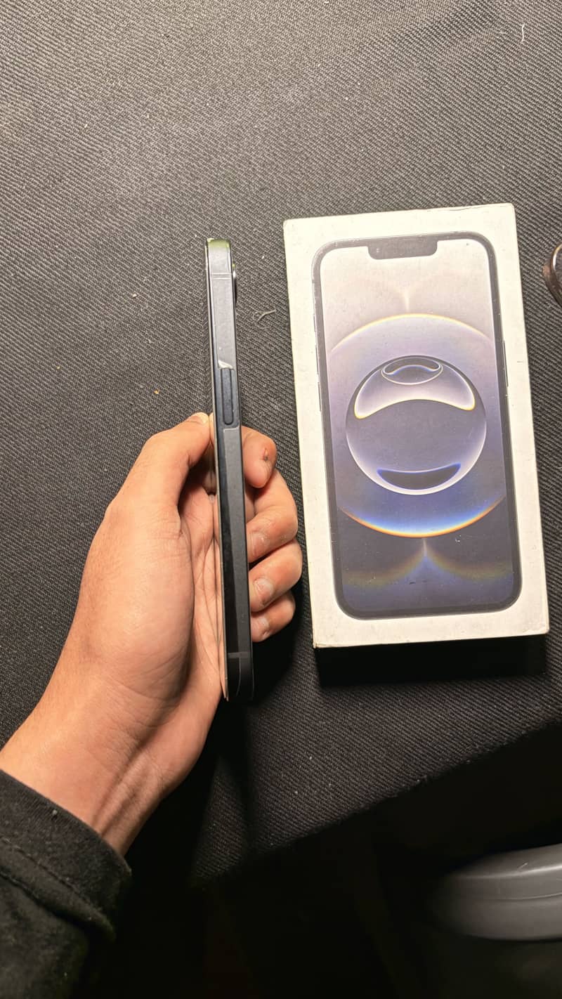 Apple iPhone 16e 0