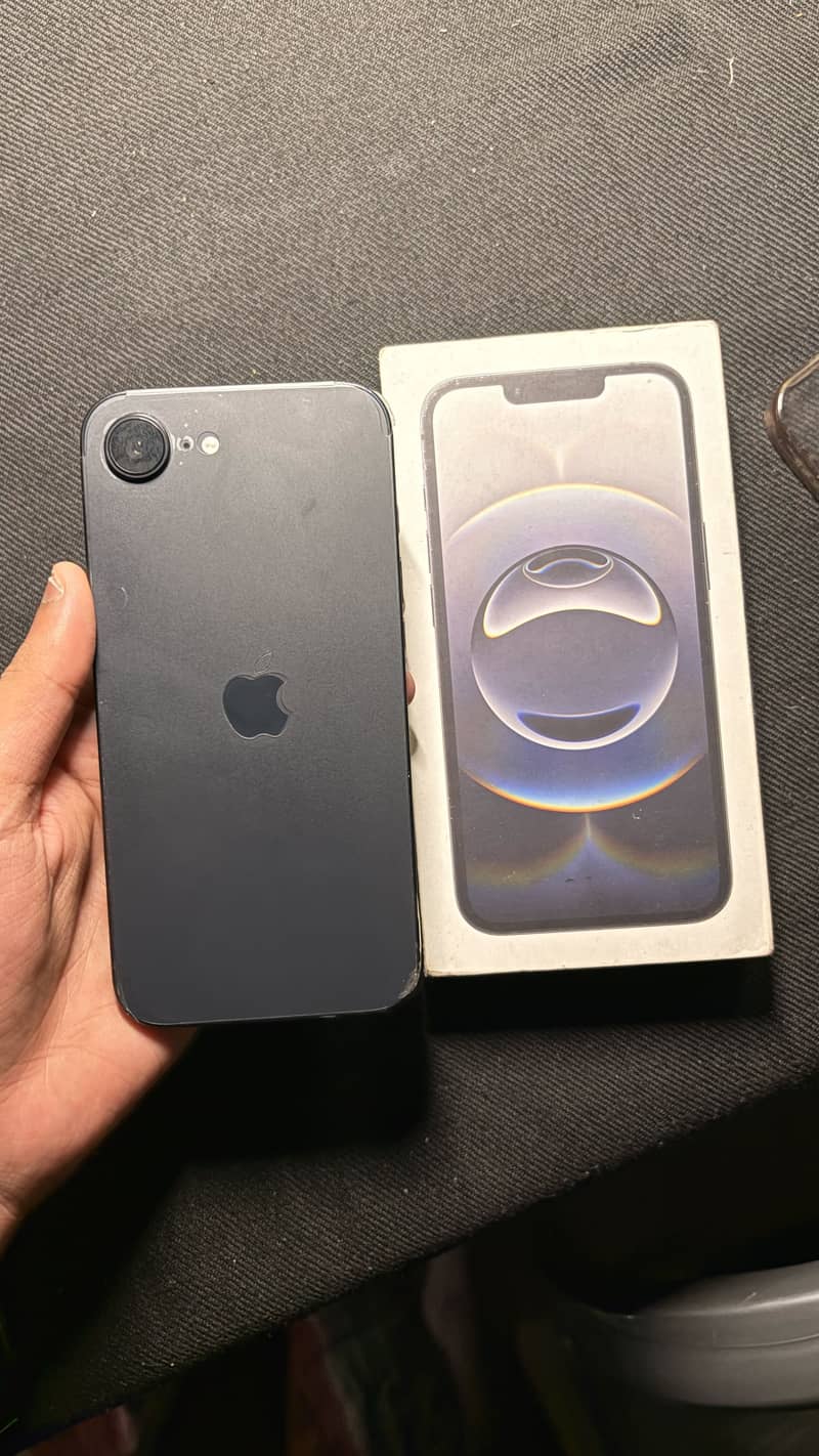 Apple iPhone 16e 1