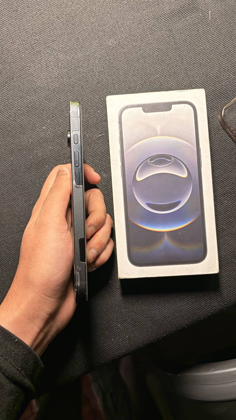 Apple iPhone 16e 2
