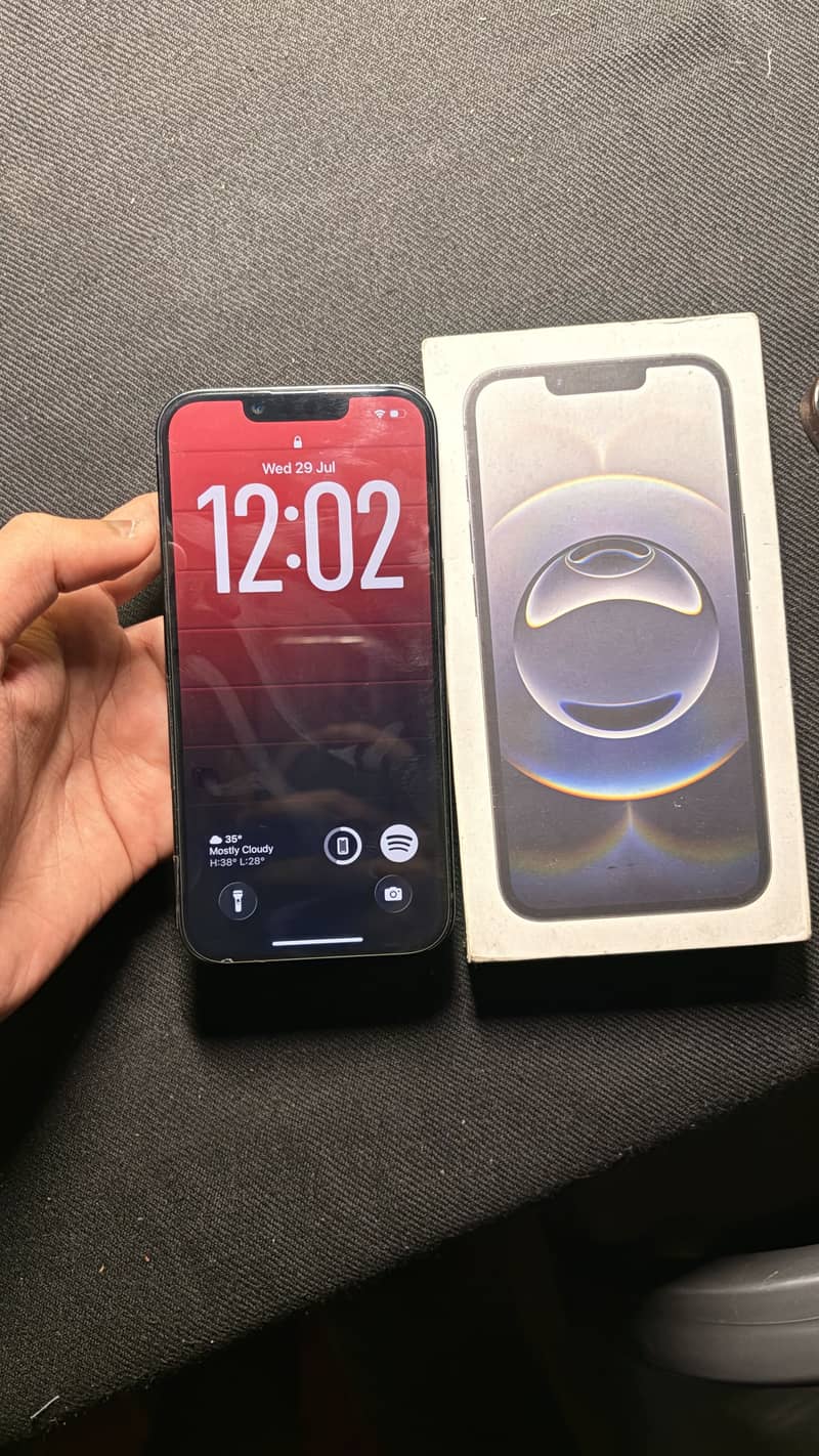 Apple iPhone 16e 3