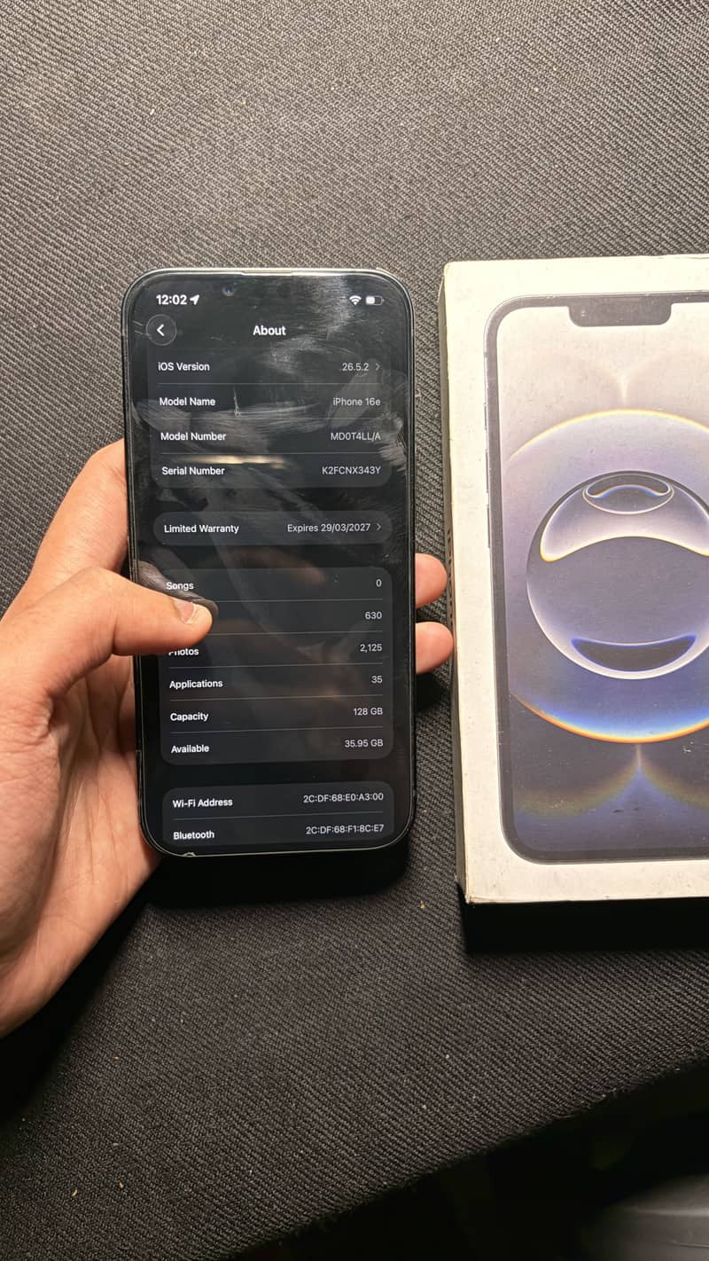 Apple iPhone 16e 4
