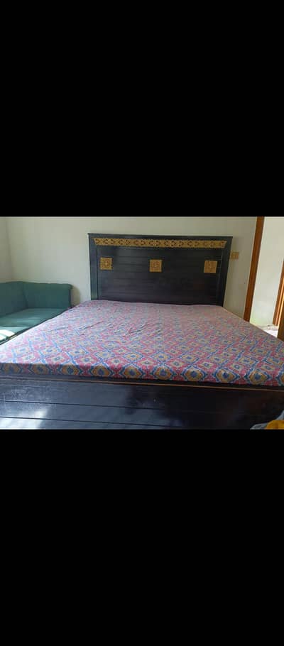used bed and 10/8 2 side table