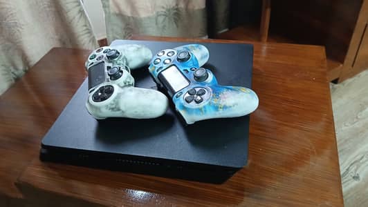 imported PS4 with 2 original comtrollers