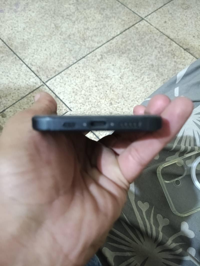 Apple iPhone 16 3