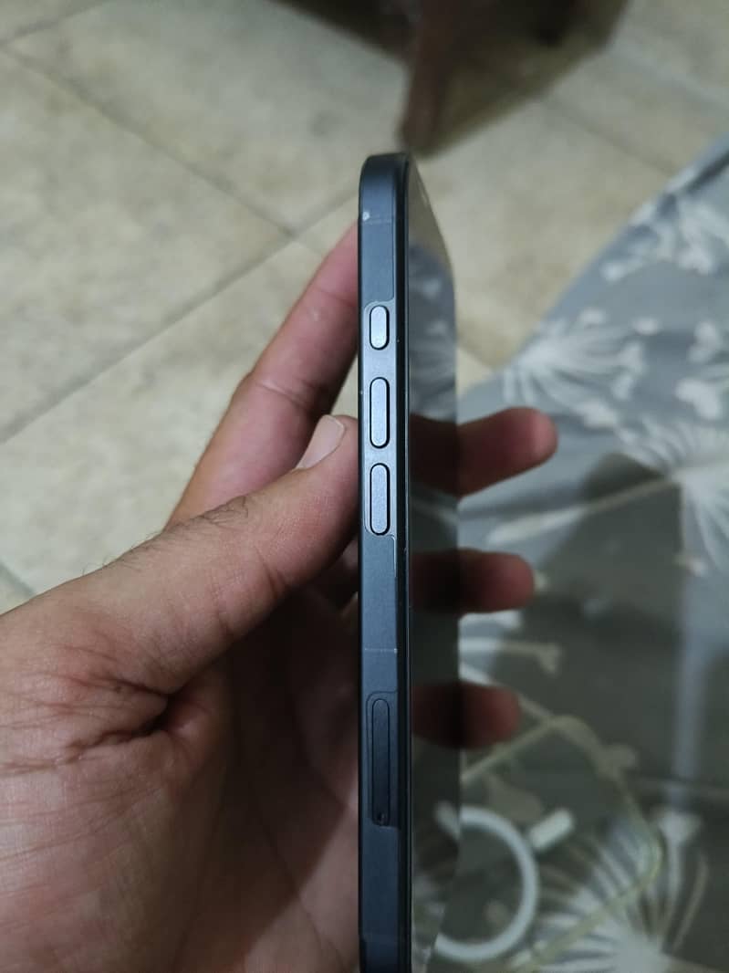 Apple iPhone 16 4