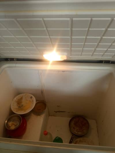 medium size hai single door total original condition mein hai