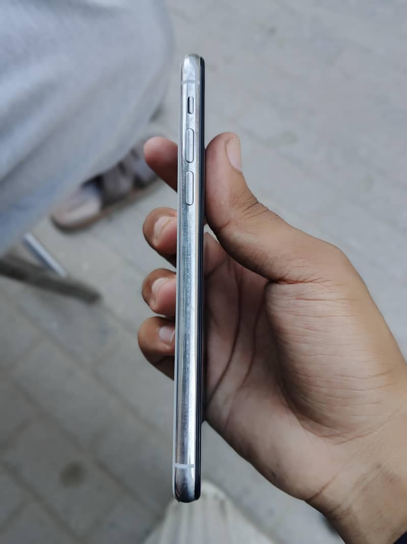 Apple iPhone X 4