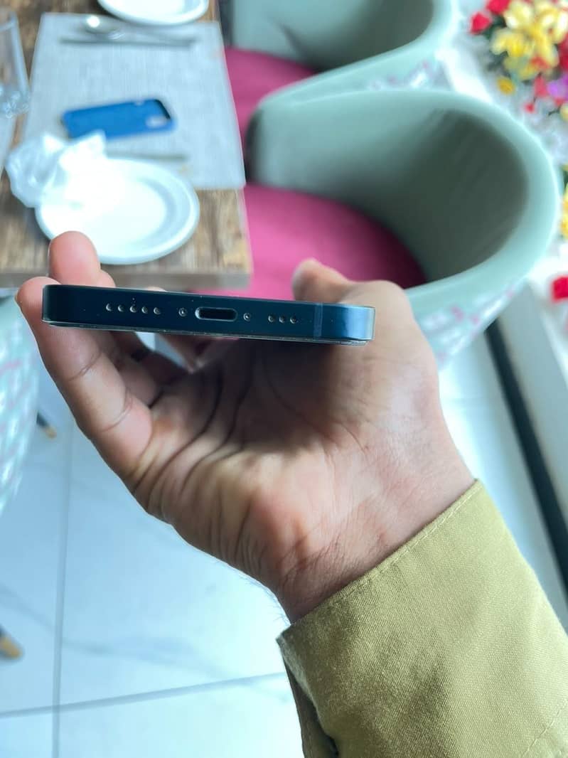 Apple iPhone 13 6