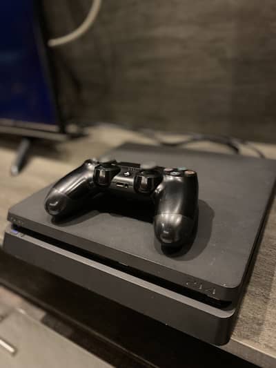 Ps4 slim 1TB with crew 2 game disc