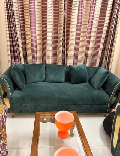 Perfect condition Sofa set with cushions no scratches