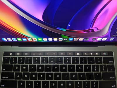 MacBook Pro 2018 with touchbar - 16/256gb