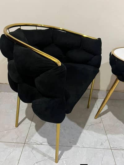 luxurious Coffee Table Set with 2 Chairs – Excellent Condition