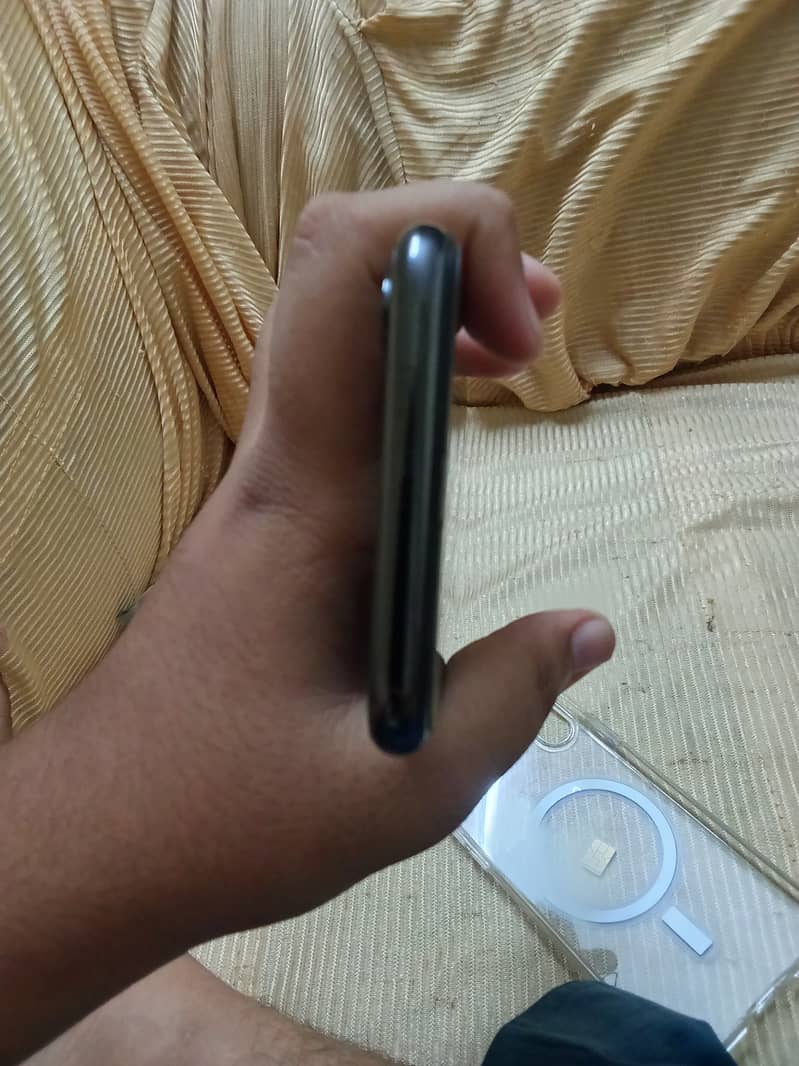 Apple iPhone X 4