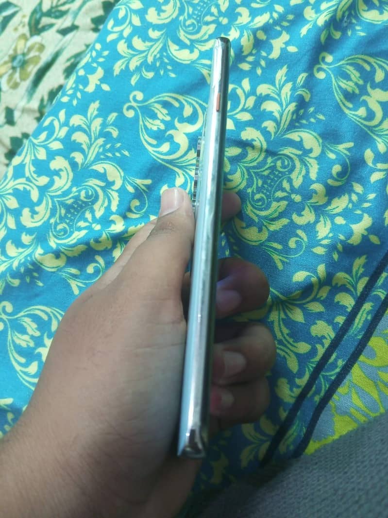 Tecno CAMON 40 Pro 1