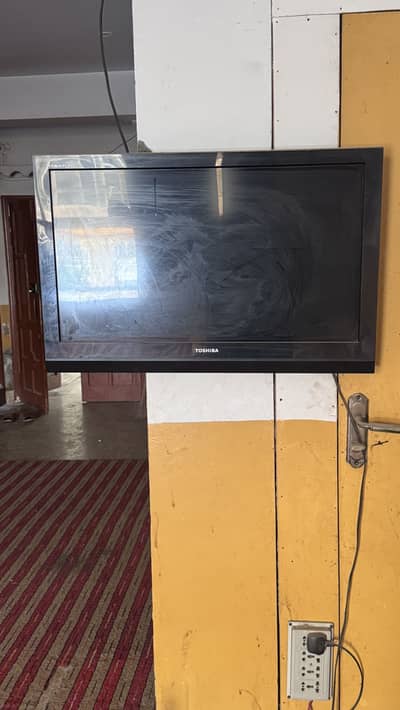 Toshiba tv  32 inch LCD home used