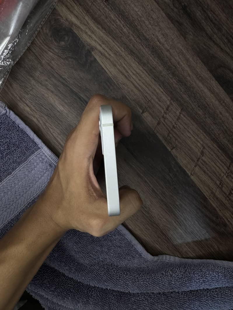 Apple iPhone 12 4